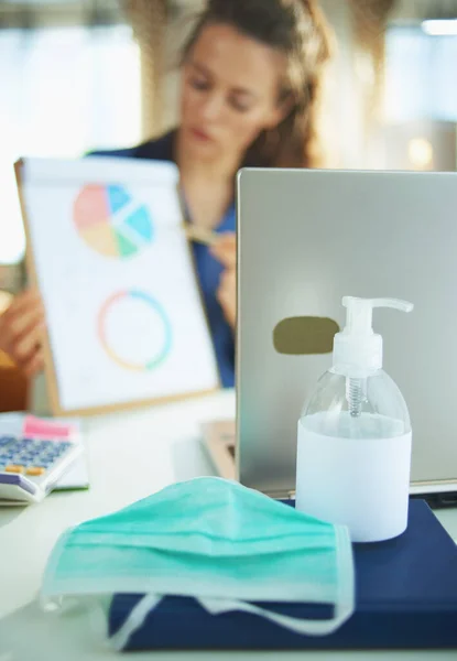 Primo Piano Sulla Maschera Medica Disinfettante Mano Donna Che Hanno — Foto Stock