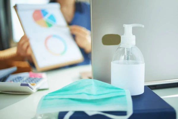 Sluiten Medisch Masker Hand Desinfecterend Middel Vrouw Met Werk Video — Stockfoto