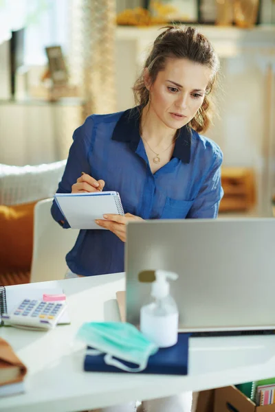 Moderne Vrouw Blauwe Blouse Moderne Woonkamer Zonnige Dag Met Werk — Stockfoto