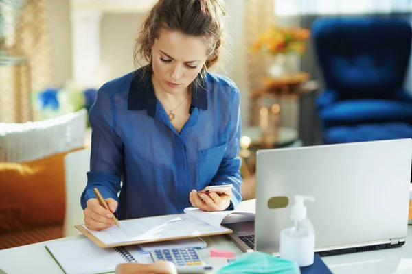 Trendig Medelålders Kvinna Blå Blus Det Moderna Huset Solig Dag — Stockfoto