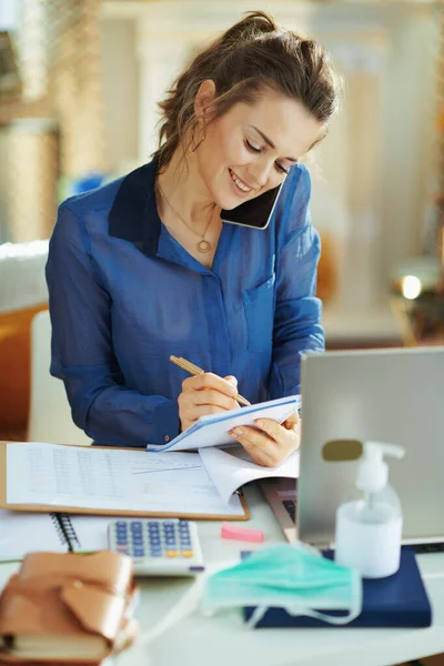 Stijlvolle Vrouw Van Middelbare Leeftijd Blauwe Blouse Modern Huis Zonnige — Stockfoto