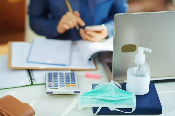 Närbild Medicinsk Mask Och Hand Desinfektionsmedel Och Kvinna Bakgrunden Arbetar — Stockfoto