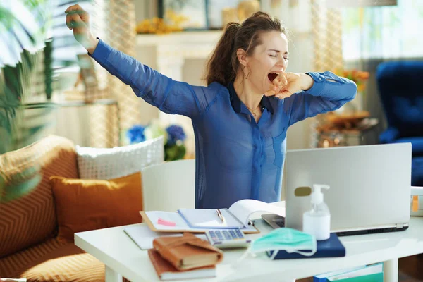 Stanca Giovane Donna Camicetta Blu Casa Moderna Giornata Sole Sbadigliando — Foto Stock