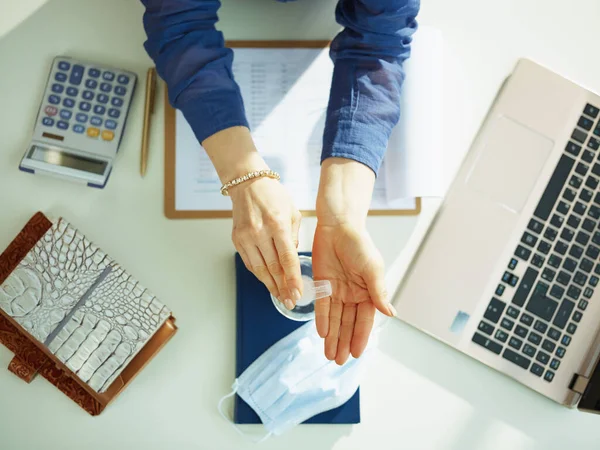 Ovansidan Gammal Affärskvinna Rengör Händerna Med Ett Desinfektionsmedel Vid Bordet — Stockfoto