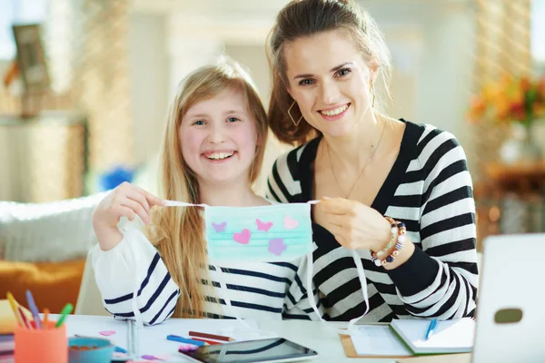 Sorridente Giovane Madre Figlia Maglioni Righe Ufficio Casa Temporanea Casa — Foto Stock