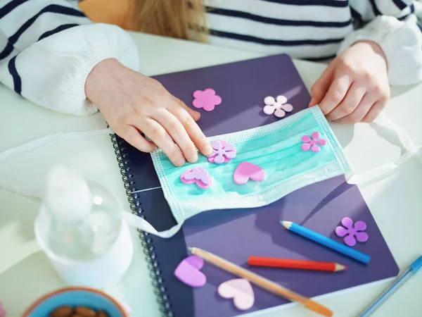 Närbild Ung Mor Och Barn Randiga Tröjor Tillfälliga Hemmakontor Det — Stockfoto