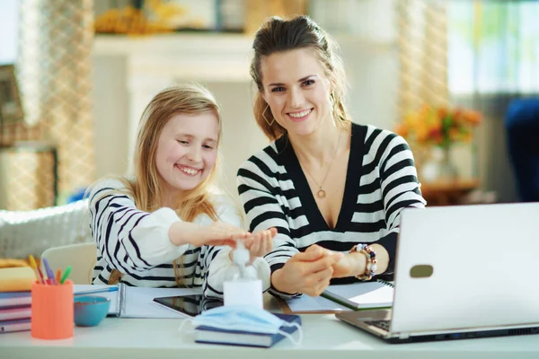 Sonriente Joven Madre Hija Suéteres Rayados Desinfecta Las Manos Con — Foto de Stock