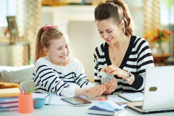 Felice Madre Moderna Bambino Maglioni Righe Igienizza Mani Con Disinfettante — Foto Stock