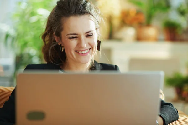 Gelukkig Jong Huisvrouw Witte Blouse Zwarte Jas Moderne Woonkamer Zonnige — Stockfoto