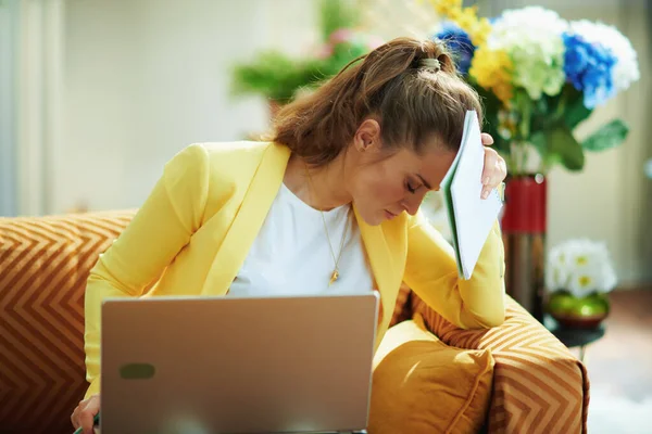 Benadrukt Jonge Student Jeans Gele Jas Bij Moderne Huis Zonnige — Stockfoto