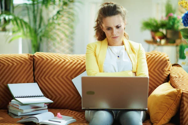 Ongelukkige Moderne Student Jeans Gele Jas Het Moderne Huis Zonnige — Stockfoto