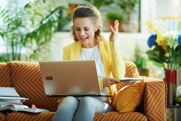 Mujer Aprendiz Elegante Feliz Jeans Chaqueta Amarilla Levantando Mano Durante — Foto de Stock