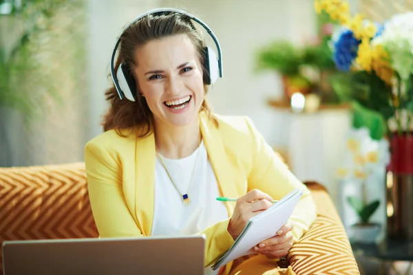 Sonriente Mujer Aprendiz Elegante Jeans Chaqueta Amarilla Con Auriculares Aprendizaje —  Fotos de Stock