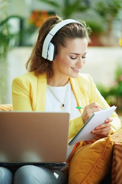 Mulher Elegante Feliz Jeans Casaco Amarelo Com Fones Ouvido Assistindo — Fotografia de Stock