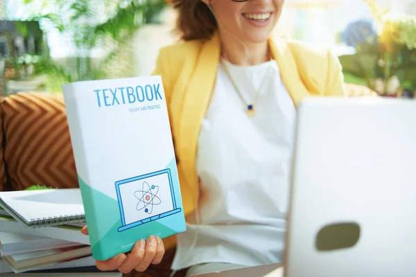 Primer Plano Una Mujer Sonriente Jeans Chaqueta Amarilla Mostrando Libro —  Fotos de Stock