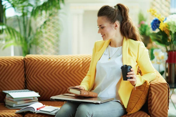 Stijlvolle Lerende Vrouw Jeans Gele Jas Zittend Bank Met Een — Stockfoto