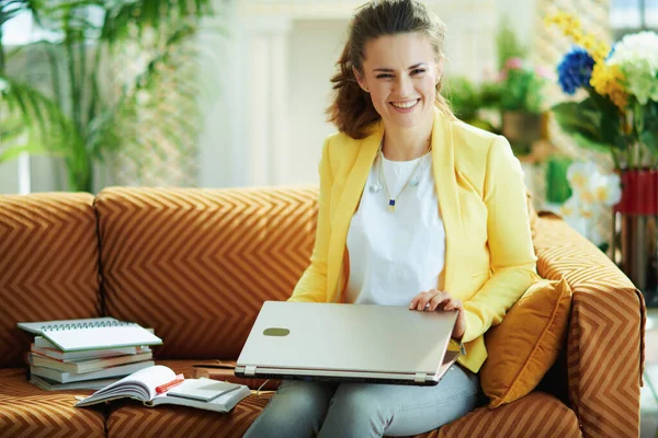 Gelukkige Moderne Jaar Oude Vrouw Jeans Gele Jas Moderne Woonkamer — Stockfoto