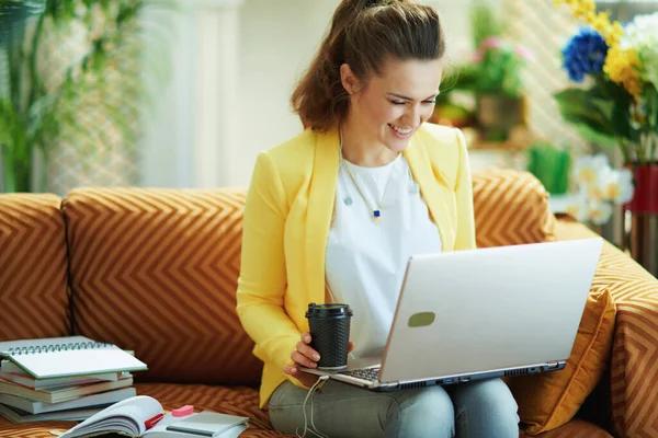 Elegante Studente Sorridente Jeans Giacca Gialla Casa Moderna Nella Giornata — Foto Stock