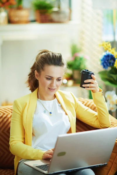 Gelukkig Jong Vrouw Jeans Gele Jas Bij Moderne Huis Zonnige — Stockfoto