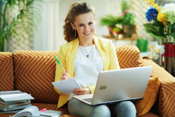 Lachen Stijlvolle Jaar Oude Vrouw Jeans Gele Jas Moderne Woonkamer — Stockfoto