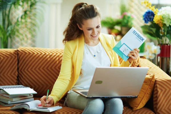 Glad Trendig Student Jeans Och Gul Jacka Visar Lärobok Videokonferens — Stockfoto