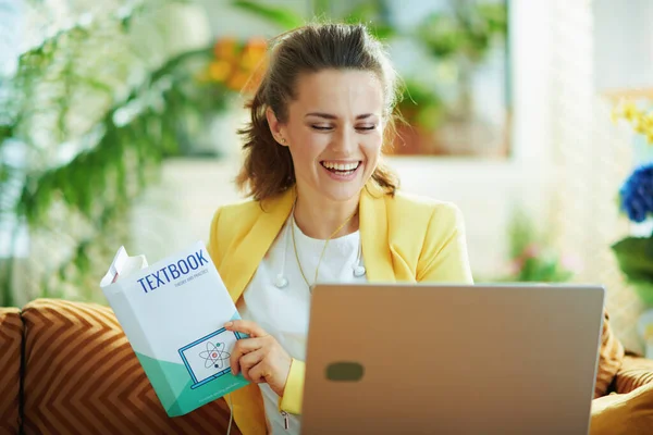 Smiling Trendy Learner Woman Jeans Yellow Jacket Laptop Textbook Study — Stock Photo, Image