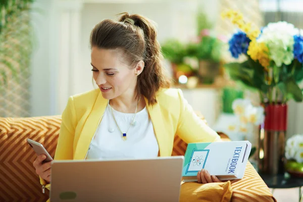 Junge Studentin Jeans Und Gelber Jacke Mit Laptop Smartphone Und — Stockfoto