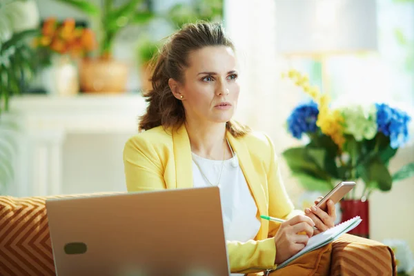 Elegante Donna Anni Pensierosa Jeans Giacca Gialla Con Laptop Smartphone — Foto Stock