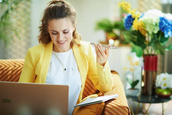 Šťastný Elegantní Let Žena Džínách Žlutá Bunda Notebookem Smartphone Studium — Stock fotografie