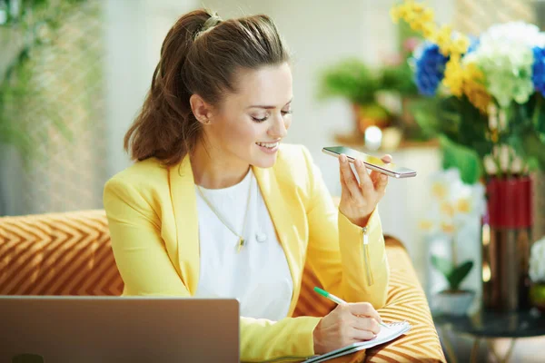 Smiling Stylish Housewife Jeans Yellow Jacket Laptop Smartphone Study Online — Stock Photo, Image