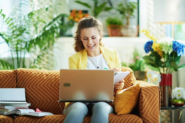 Gelukkig Jong Student Jeans Gele Jas Het Moderne Huis Zonnige — Stockfoto