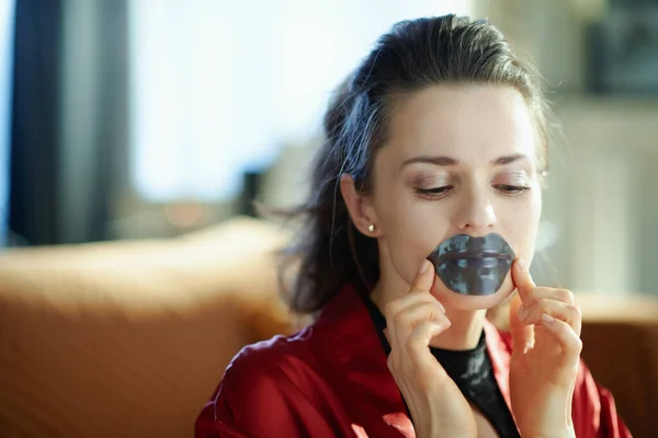 Casalinga Mezza Età Lingerie Corpo Nero Accappatoio Rosso Nella Casa — Foto Stock