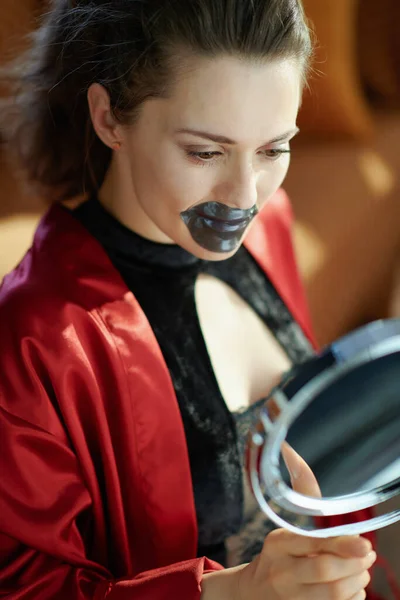 Trendy Vrouw Zwart Lichaam Lingerie Rode Badjas Met Spiegel Met — Stockfoto