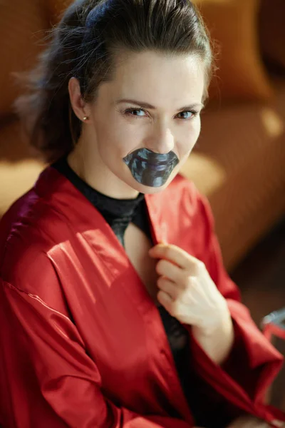 Trendy Vrouw Zwart Lichaam Lingerie Rode Badjas Met Zwarte Hydrogel — Stockfoto