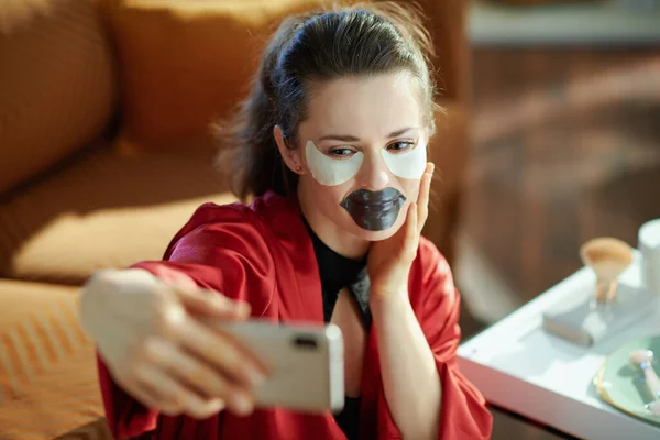 Mujer Moda Lencería Cuerpo Negro Albornoz Rojo Con Máscara Labio —  Fotos de Stock