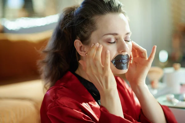 Jong Huisvrouw Zwart Lichaam Lingerie Rood Badjas Met Hydrogel Lip — Stockfoto