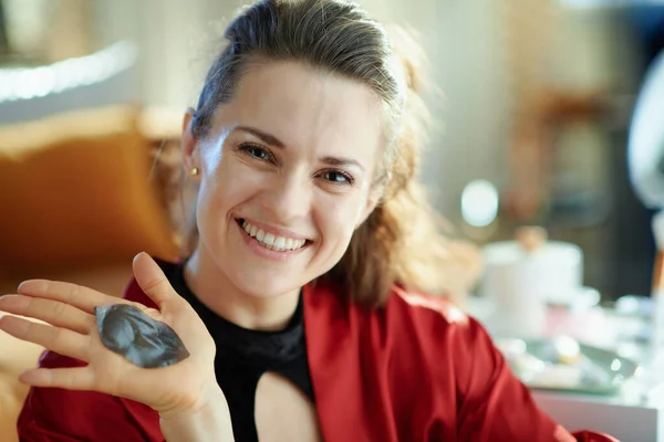 Retrato Sonriente Ama Casa Moderna Mediana Edad Lencería Cuerpo Negro — Foto de Stock