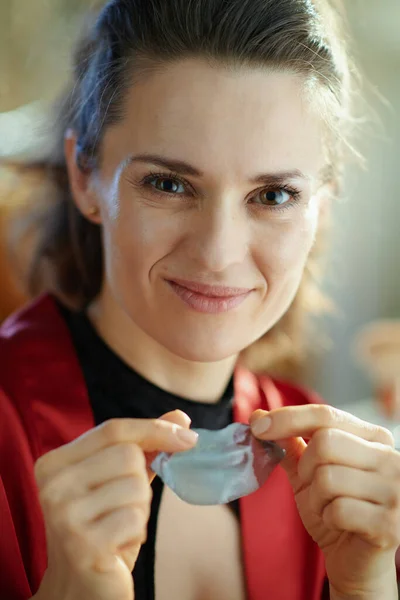 Glimlachende Elegante Vrouw Zwart Lichaam Lingerie Rode Badjas Met Hydrogel — Stockfoto