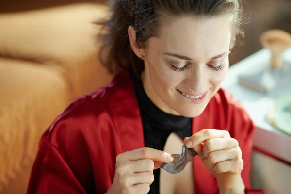 Stijlvolle Vrouw Zwart Lichaam Lingerie Rode Badjas Met Hydrogel Lip — Stockfoto