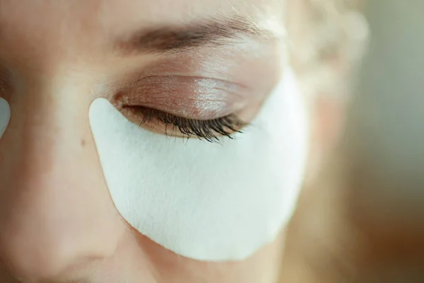 Primo Piano Sulla Donna Casa Nella Giornata Sole Con Patch — Foto Stock