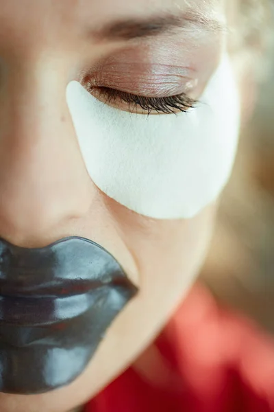Closeup Woman House Sunny Day Using Hydrogel Lip Mask Eye — Stock Photo, Image
