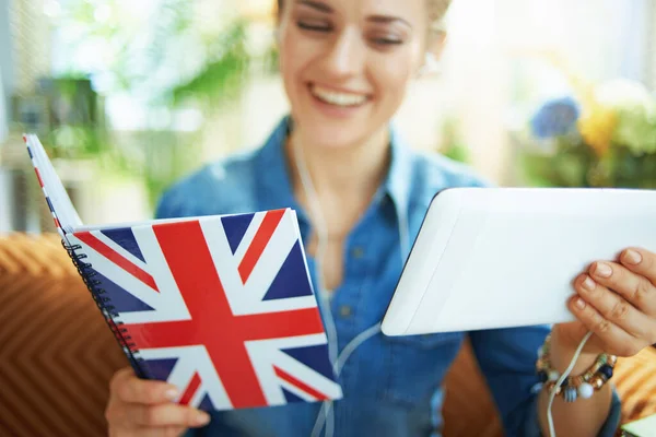 Primer Plano Mujer Sonriente Con Tablet Portátil Bandera Del Reino — Foto de Stock