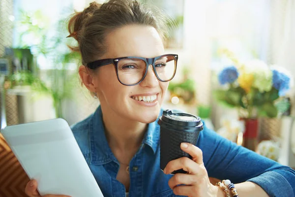 Retrato Una Joven Sonriente Camisa Vaquera Con Tablet Taza Café — Foto de Stock