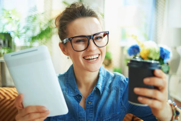 Porträt Einer Glücklichen Stylischen Frau Jeanshemd Mit Tablet Und Kaffeetasse — Stockfoto