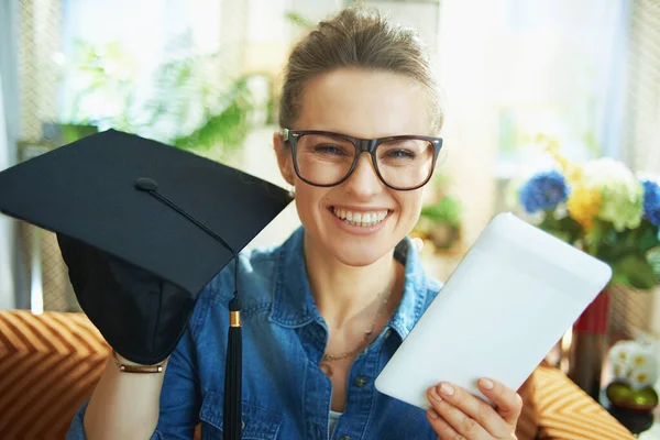 Retrato Mujer Moderna Feliz Camisa Vaquera Con Gorra Graduación Tableta —  Fotos de Stock