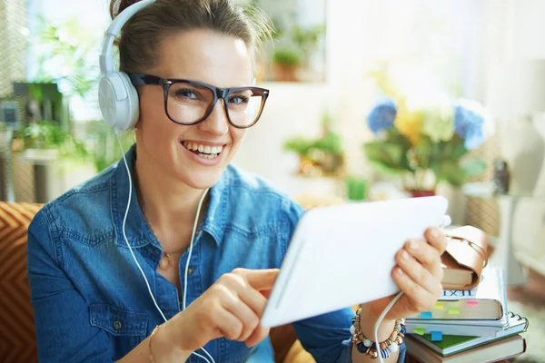 Portrait Happy Stylish Middle Age Housewife Jeans Shirt White Headphones — Stock Photo, Image