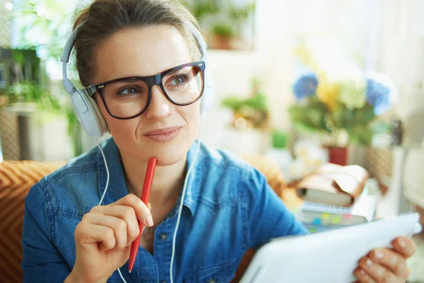 Glimlach Stijlvolle Jaar Oude Vrouw Jeans Shirt Met Witte Hoofdtelefoon — Stockfoto