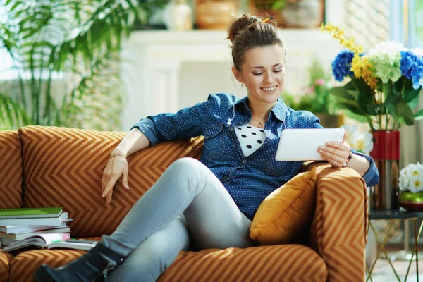 Donna Elegante Sorridente Camicia Jeans Con Tablet Studio Online Nel — Foto Stock