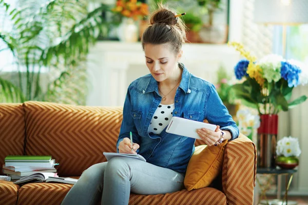 Jonge Vrouw Jeans Shirt Met Tablet Online Studeren Modern Huis — Stockfoto