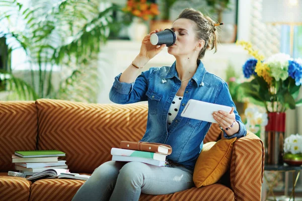 Lächelnde Junge Hausfrau Jeanshemd Mit Tablet Trinkt Kaffee Während Sie — Stockfoto